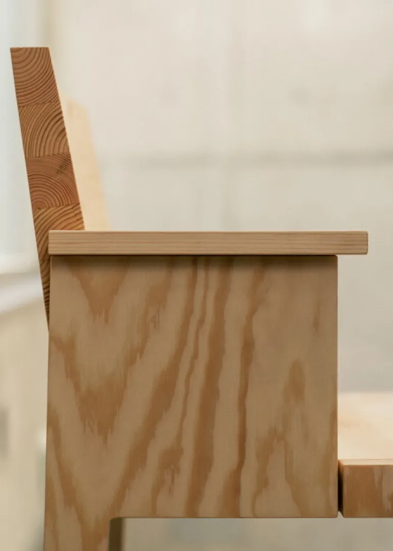 Vaarnii 016 Maasto matstol med armstöd, furu