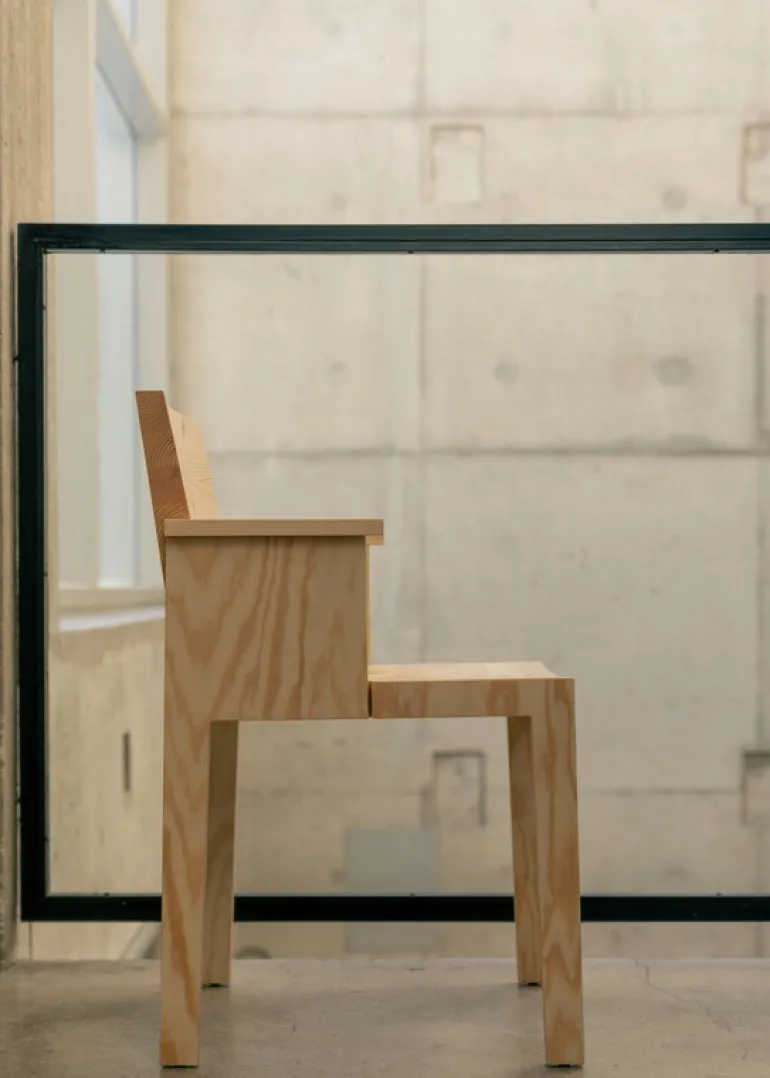 Vaarnii 016 Maasto matstol med armstöd, furu