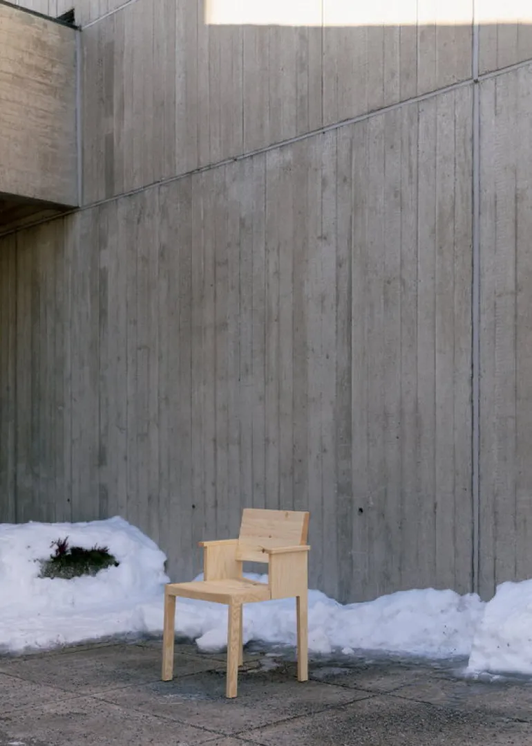 Vaarnii 016 Maasto matstol med armstöd, furu