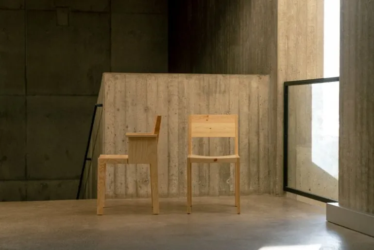 Vaarnii 016 Maasto matstol med armstöd, furu