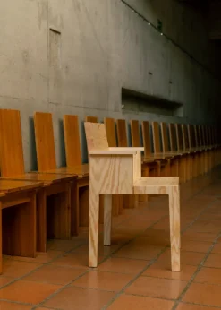 Vaarnii 016 Maasto matstol med armstöd, furu