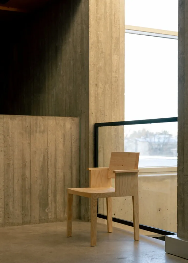 Vaarnii 016 Maasto matstol med armstöd, furu