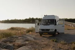 Vaarnii 001 matstol, furu