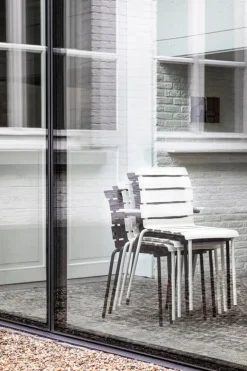 valerie_objects Aligned stol med armstöd, off-white