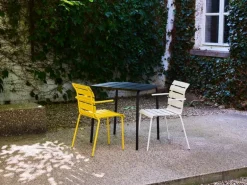 valerie_objects Aligned stol med armstöd, off-white