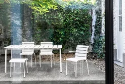 valerie_objects Aligned stol med armstöd, off-white