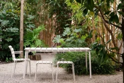 valerie_objects Aligned stol med armstöd, off-white