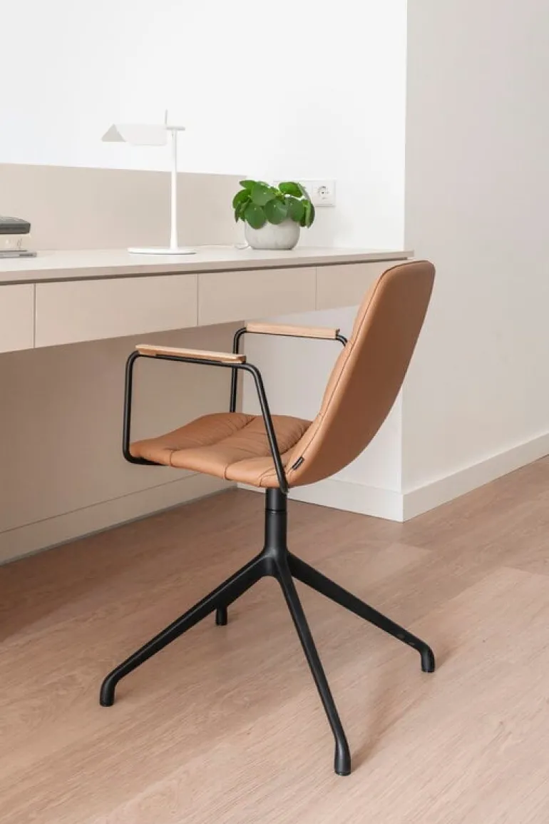 Viccarbe Maarten fåtölj, pyramid svängbar, svart-ockra läder- matt ek