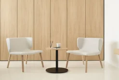 Viccarbe Serra lågt, runt bord, svart - matt ek