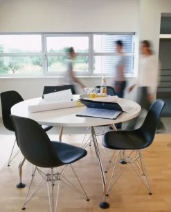 Vitra Eames DSR stol, deep black RE - krom