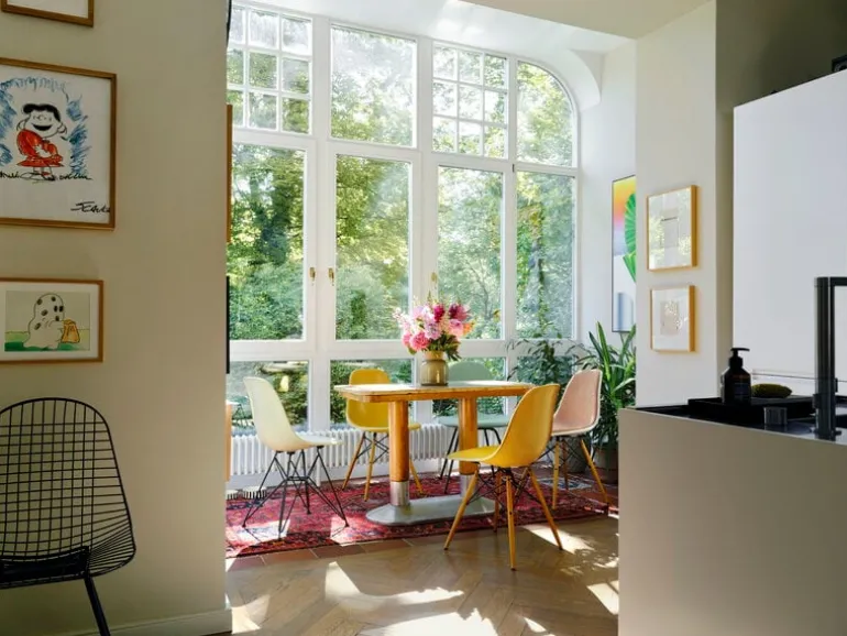 Vitra Eames DSR stol, fiberglas, klassisk röd - basic dark