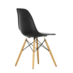 Vitra Eames DSW stol, deep black RE - lönn
