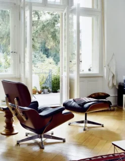 Vitra Eames Lounge Chair & Ottoman, klassisk stl, valnöt - svart