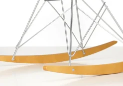 Vitra Eames RAR gungstol, cotton white RE - krom - lönn