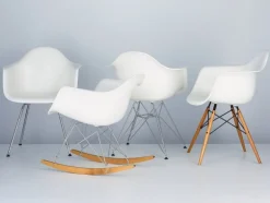 Vitra Eames RAR gungstol, cotton white RE - krom - lönn