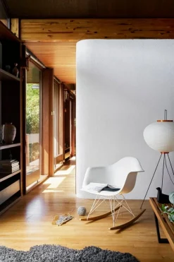 Vitra Eames RAR gungstol, cotton white RE - krom - lönn