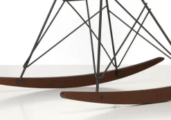Vitra Eames RAR gungstol, vit - basic dark - mörk lönn