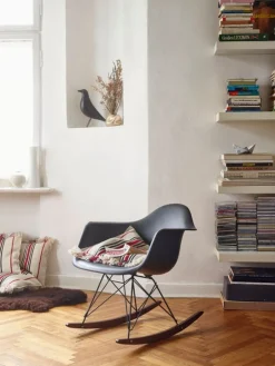 Vitra Eames RAR gungstol, vit - basic dark - mörk lönn