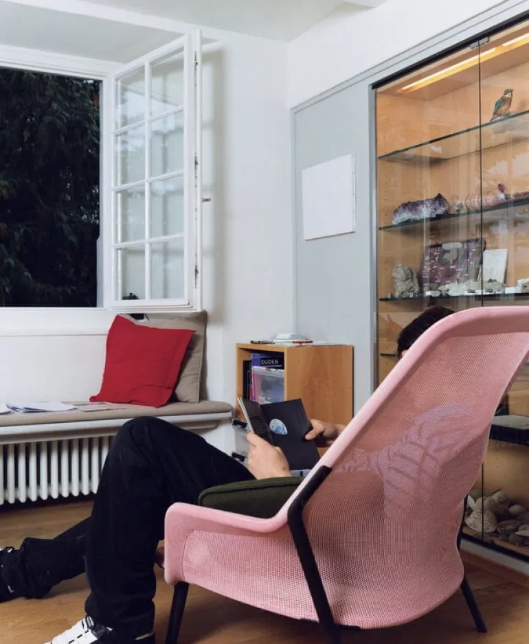 Vitra Slow Chair, röd/grädde - choklad