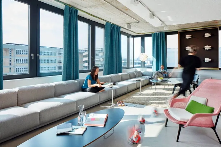 Vitra Slow Chair, röd/grädde - choklad