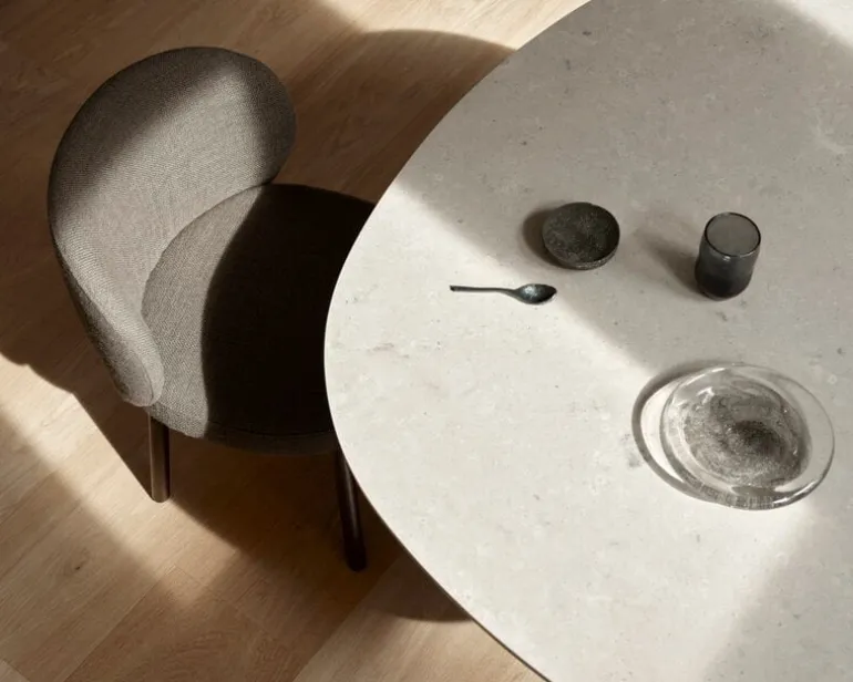 Wendelbo Ovata matbord, svart ek - Jura Grey kalksten