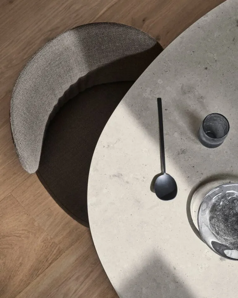 Wendelbo Ovata matbord, svart ek - Jura Grey kalksten