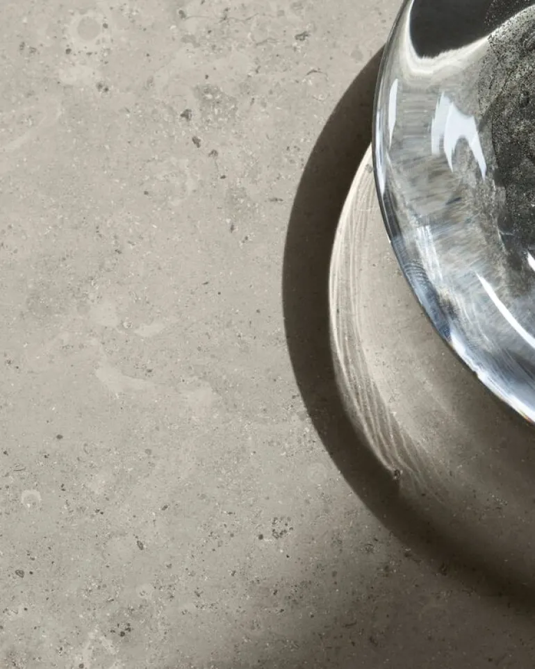 Wendelbo Ovata matbord, svart ek - Jura Grey kalksten