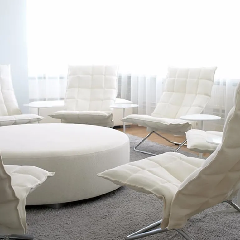 Woodnotes K stol, smal, tubulär, vit