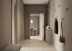 Woud Around klädhängare, liten, vitpigmenterad ek - mässing