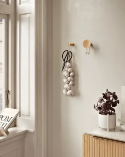 Woud Around klädhängare, stor, vitpigmenterad ek - mässing