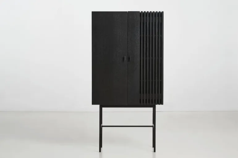 Woud Array högt skåp, svart