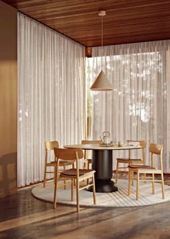 Woud Ludo matbord, 130 cm, svart - vitpigmenterad lackad ek