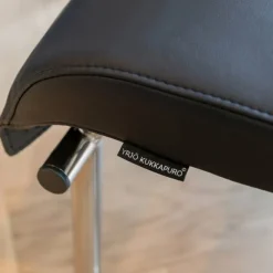 Yrjö Kukkapuro Remmi fotpall, krom - svart läder